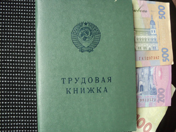 Уволенный работник должен получить зарплату с компенсацией за неиспользованный дополнительный отпуск в день увольнения